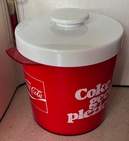 7559-1 € 12,50 coca cola ijsemmer plastic coke geeft plezier  h 20 d 17.jpeg